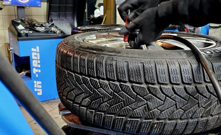 Mechanik podczas wymiany opon zimowych w serwisie samochodowym Auto Klinika w Siemianowicach Śląskich