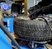 Mechanik podczas wymiany opon zimowych w serwisie samochodowym Auto Klinika w Siemianowicach Śląskich
